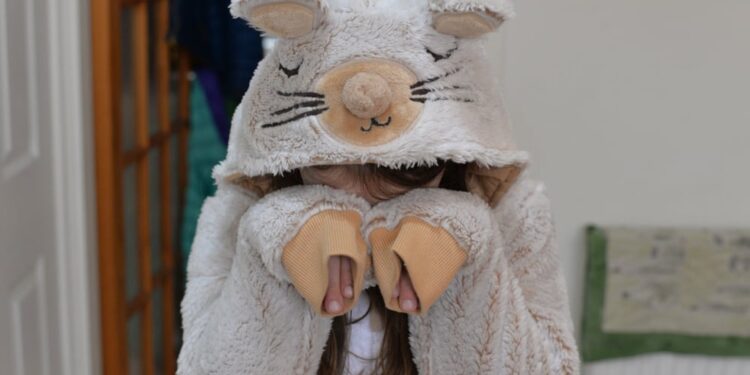 Veterinarian does something incredible to make terrified dog more comfortable