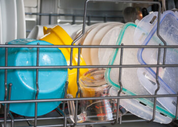 Why does the dishwasher leave my plastic containers dripping?